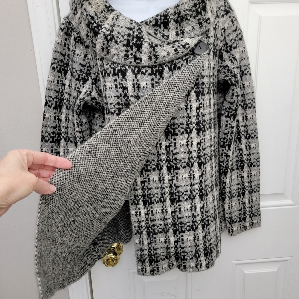 Christian Siriano Black White Gray Plaid 1 Button Cowl Neck Sweater Size Medium - Picture 3 of 10